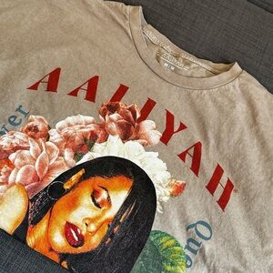 aaliyah queen of r&b - women’s graphic tee
unisex size medium